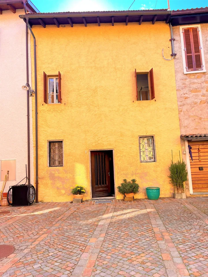 Charming 6-Room Historic House in Peaceful Iseo