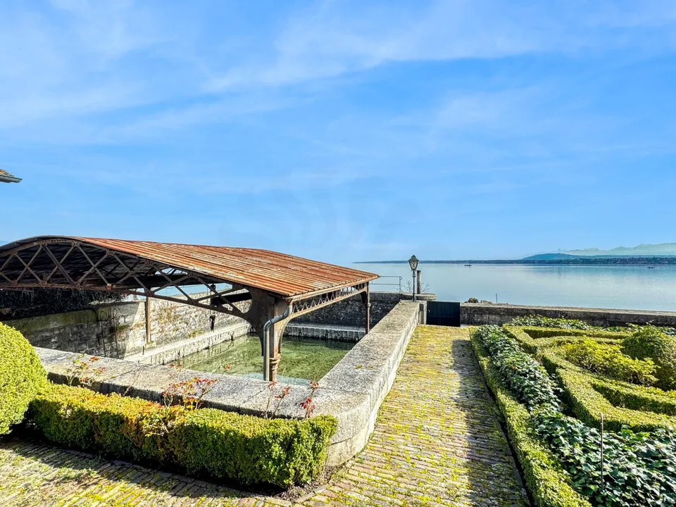 Co-Exklusivität: Charmantes Haus direkt am Wasser, mit privatem Hafen