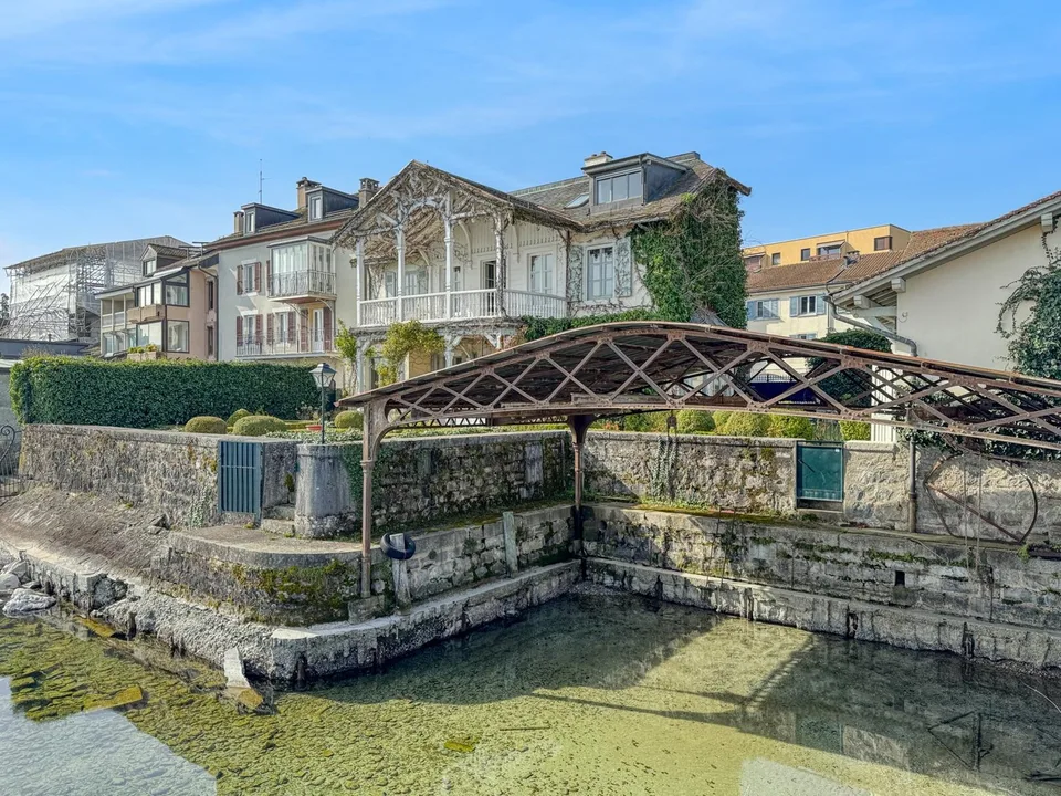 Co-Exklusivität: Charmantes Haus direkt am Wasser, mit privatem Hafen
