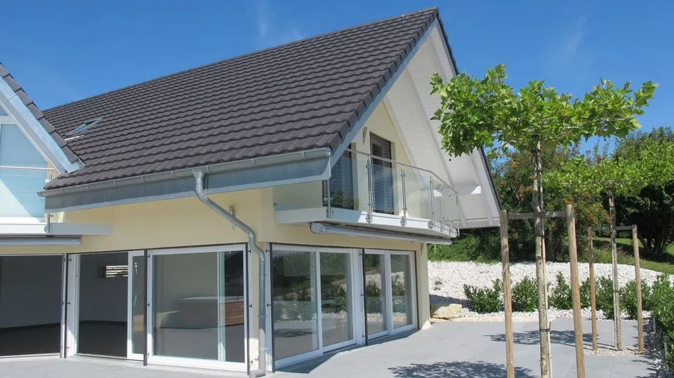 15 Minuten vom Zentrum von Lausanne entfernt, kürzlich erbaute außergewöhnliche Immobilie, 10 Zimmer, Panoramablick auf die Landschaft und den See, ruhige Gegend.