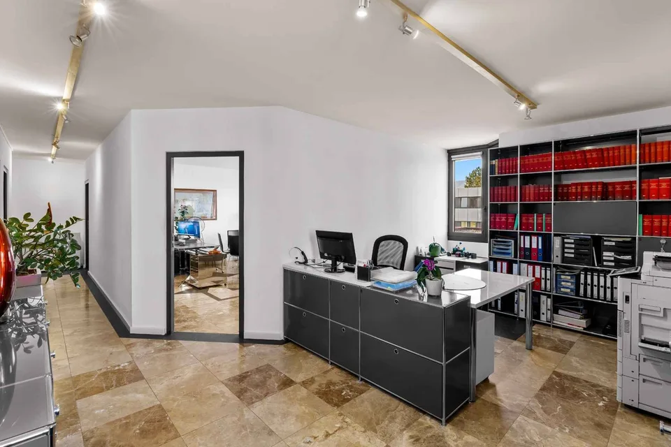 Ufficio in posizione ideale: 98 m² con posto auto incluso