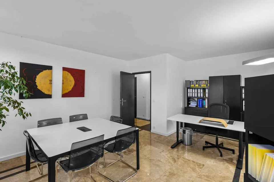 Ufficio in posizione ideale: 98 m² con posto auto incluso