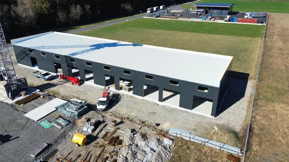 Industrial commercial hall with box, offices and warehouse