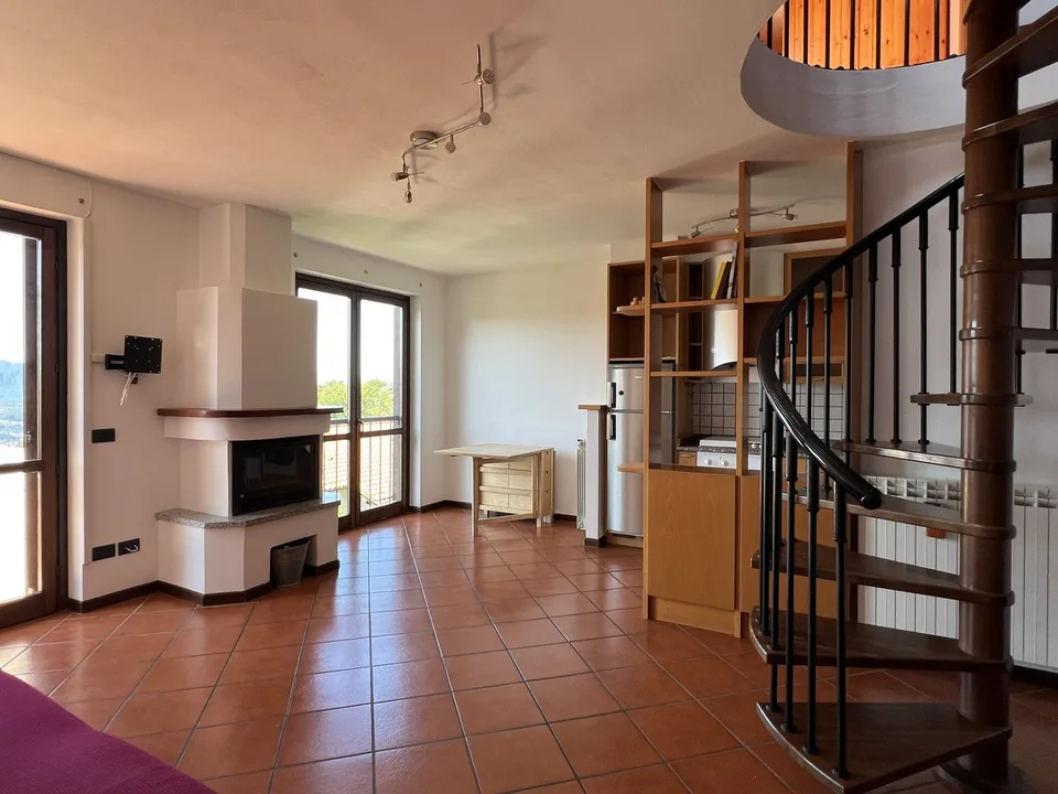Appartamento molto curato con piscina comune, grande terrazza e vista lago