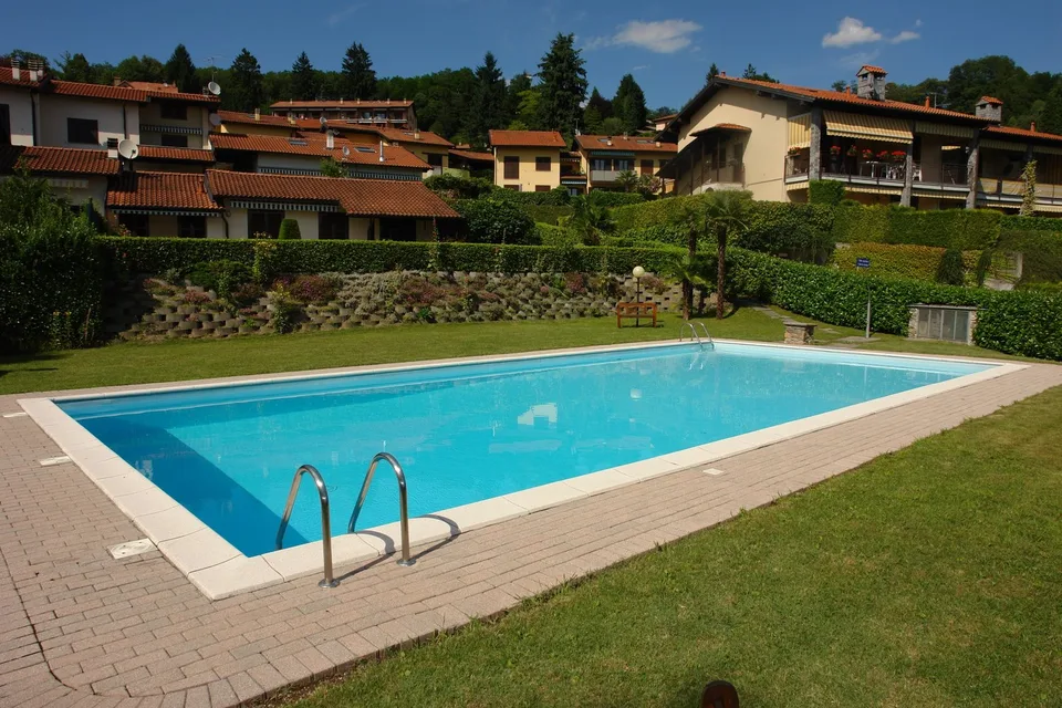 Sehr gepflegte Wohnung mit Gemeinschaftspool, großer Terrasse und Seeblick