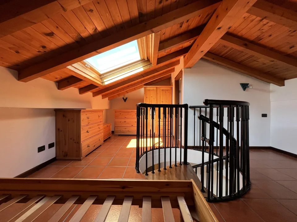 Sehr gepflegte Wohnung mit Gemeinschaftspool, großer Terrasse und Seeblick – Foto 9 von 15