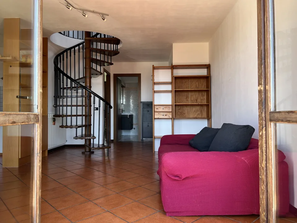 Appartamento molto curato con piscina comune, grande terrazza e vista lago