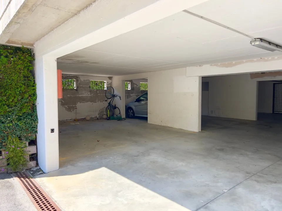 Sehr gepflegte Wohnung mit Gemeinschaftspool, großer Terrasse und Seeblick – Foto 14 von 15