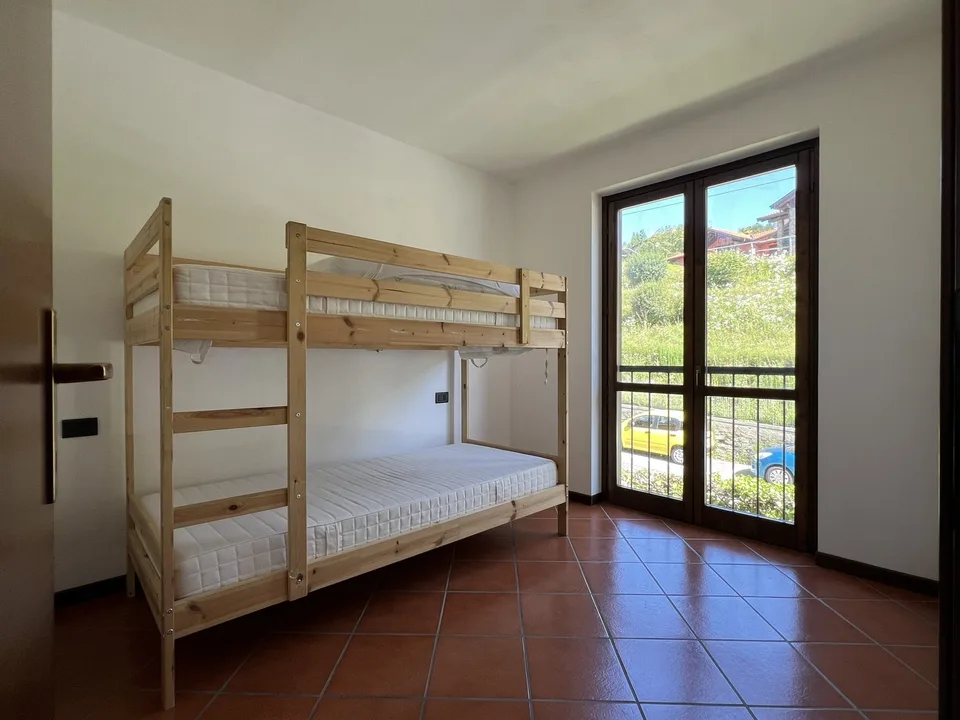 Sehr gepflegte Wohnung mit Gemeinschaftspool, großer Terrasse und Seeblick – Foto 6 von 15