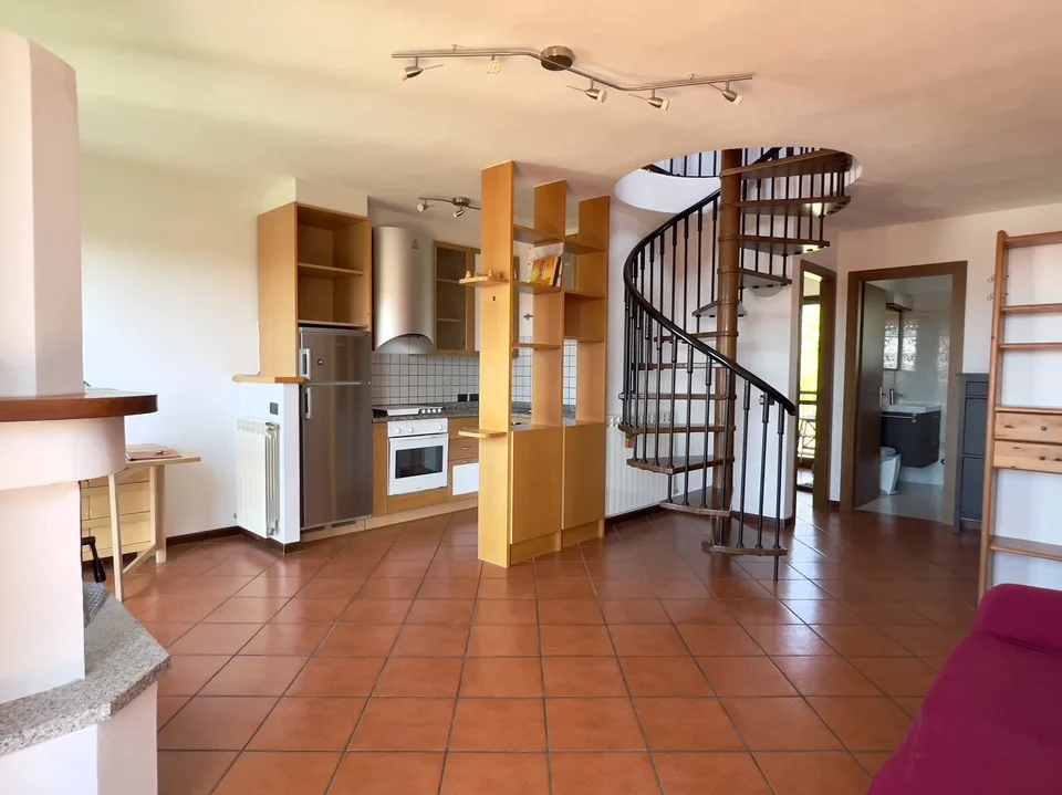 Appartamento molto curato con piscina comune, grande terrazza e vista lago
