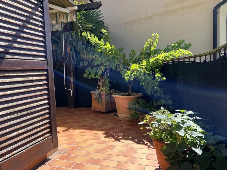 Sehr gepflegte Wohnung mit Gemeinschaftspool, großer Terrasse und Seeblick – Foto 12 von 15