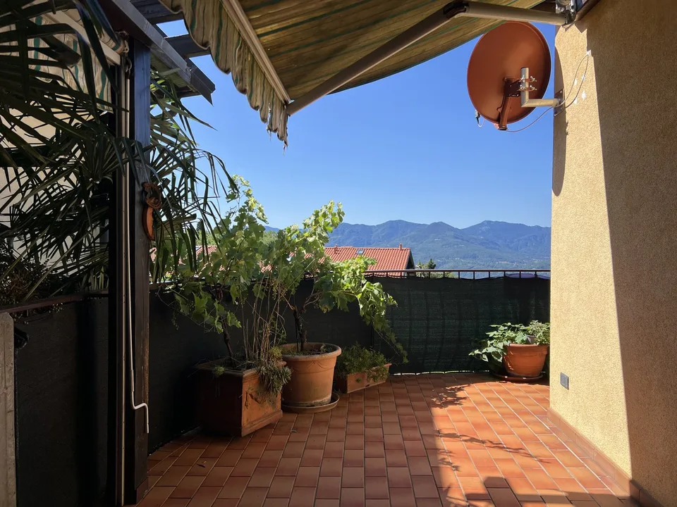 Sehr gepflegte Wohnung mit Gemeinschaftspool, großer Terrasse und Seeblick – Foto 10 von 15