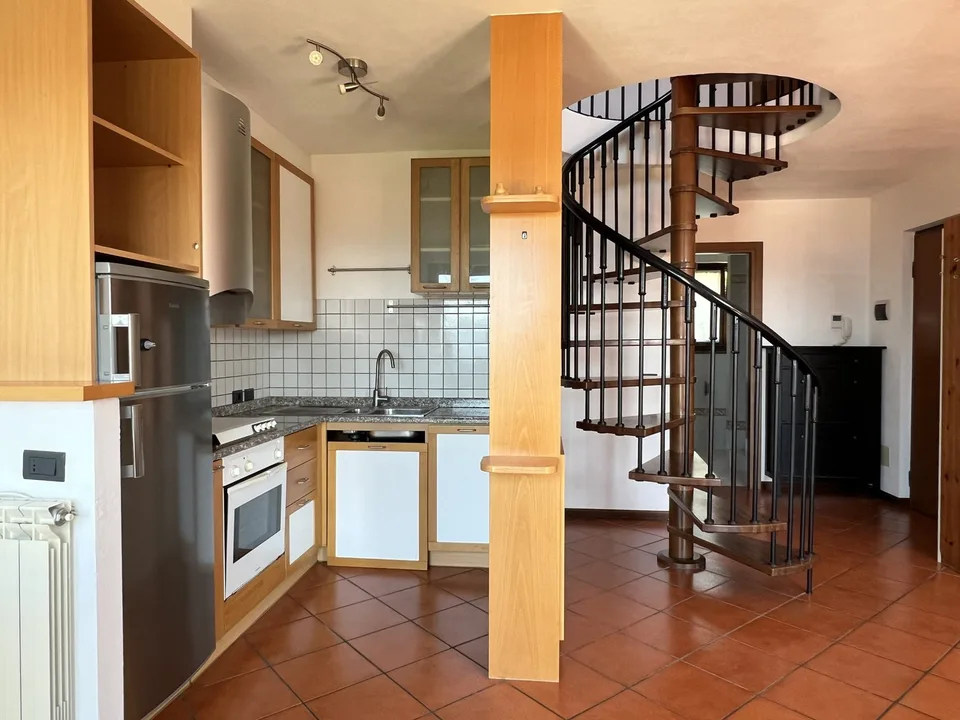 Appartamento molto curato con piscina comune, grande terrazza e vista lago