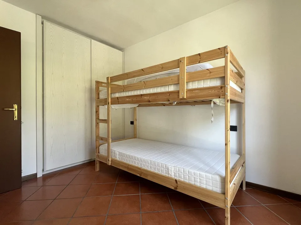 Sehr gepflegte Wohnung mit Gemeinschaftspool, großer Terrasse und Seeblick – Foto 7 von 15