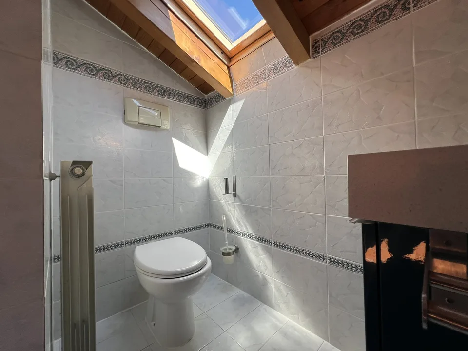 Sehr gepflegte Wohnung mit Gemeinschaftspool, großer Terrasse und Seeblick – Foto 11 von 15