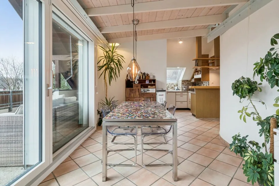 Ampio appartamento di 5,5 locali al piano mansardato con galleria
