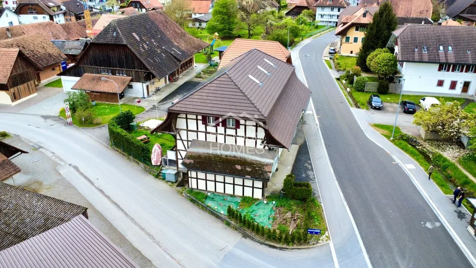 Vielseitiges Mehrfamilienhaus mit Ausbaupotenzial und bewilligter Erwe