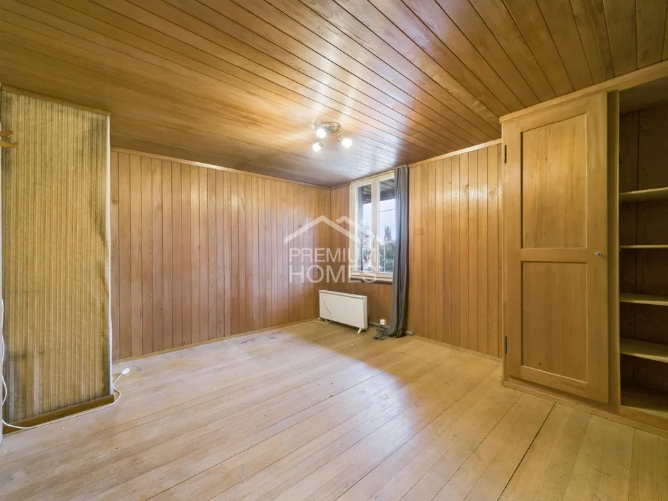 Casa multifamiliare versatile con potenziale di sviluppo e ampliamento approvato – foto 11 di 13