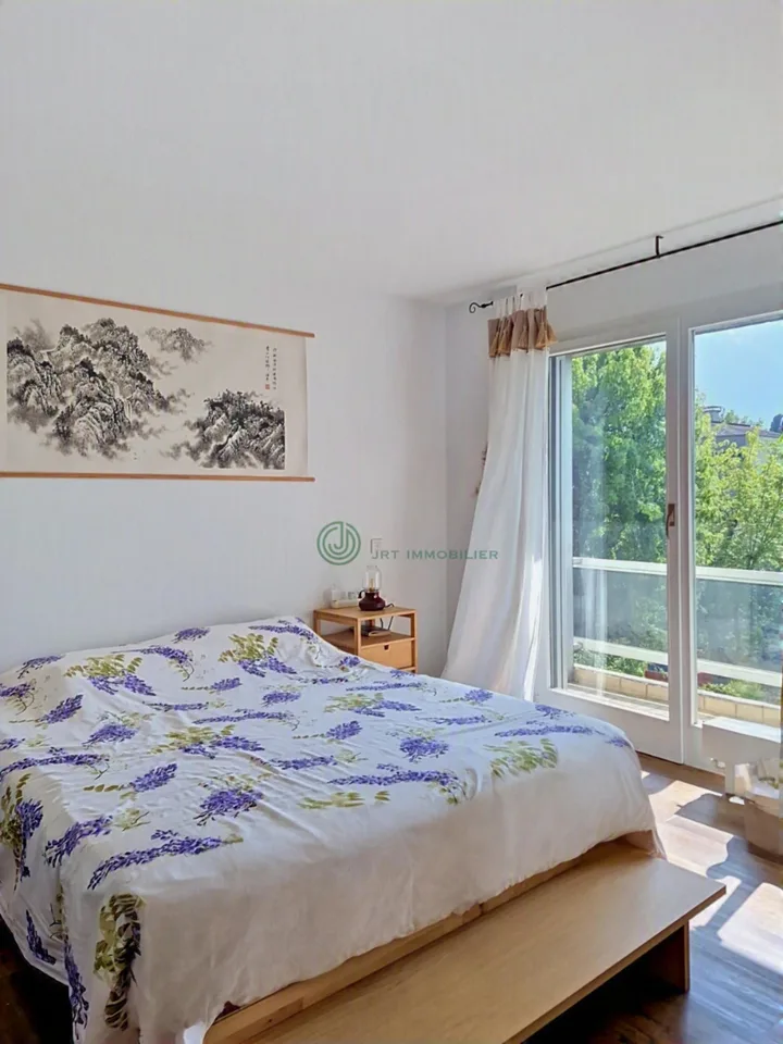 Appartamento di alta qualità in una zona tranquilla in un'area privata con alberi – St-Sulpice (VD)