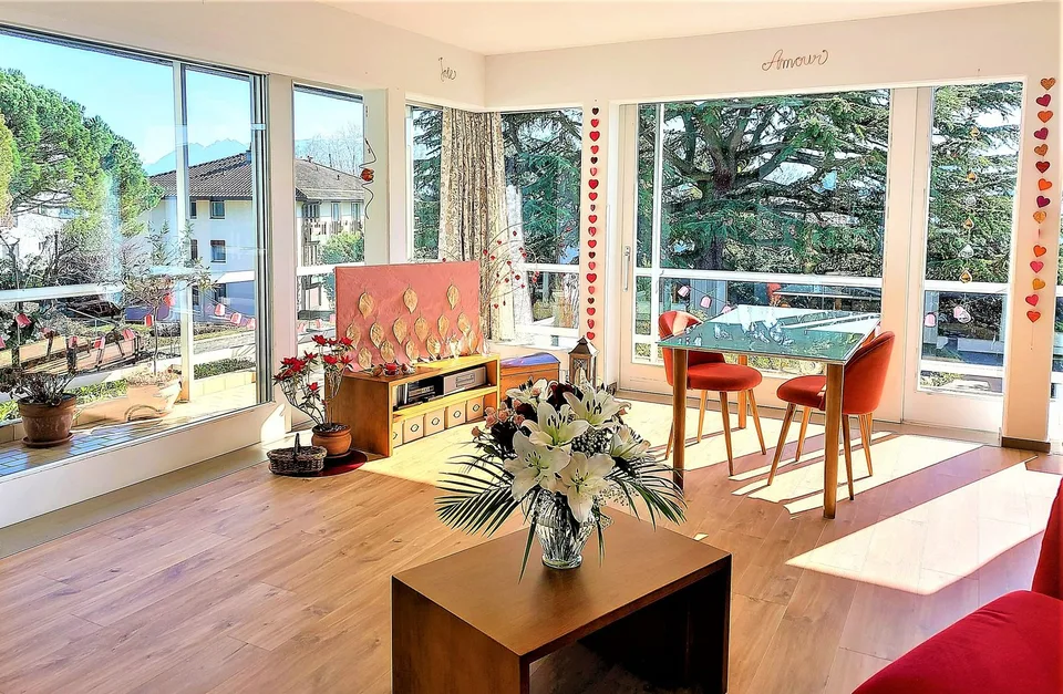 Appartamento di alta qualità in una zona tranquilla in un'area privata con alberi – St-Sulpice (VD)