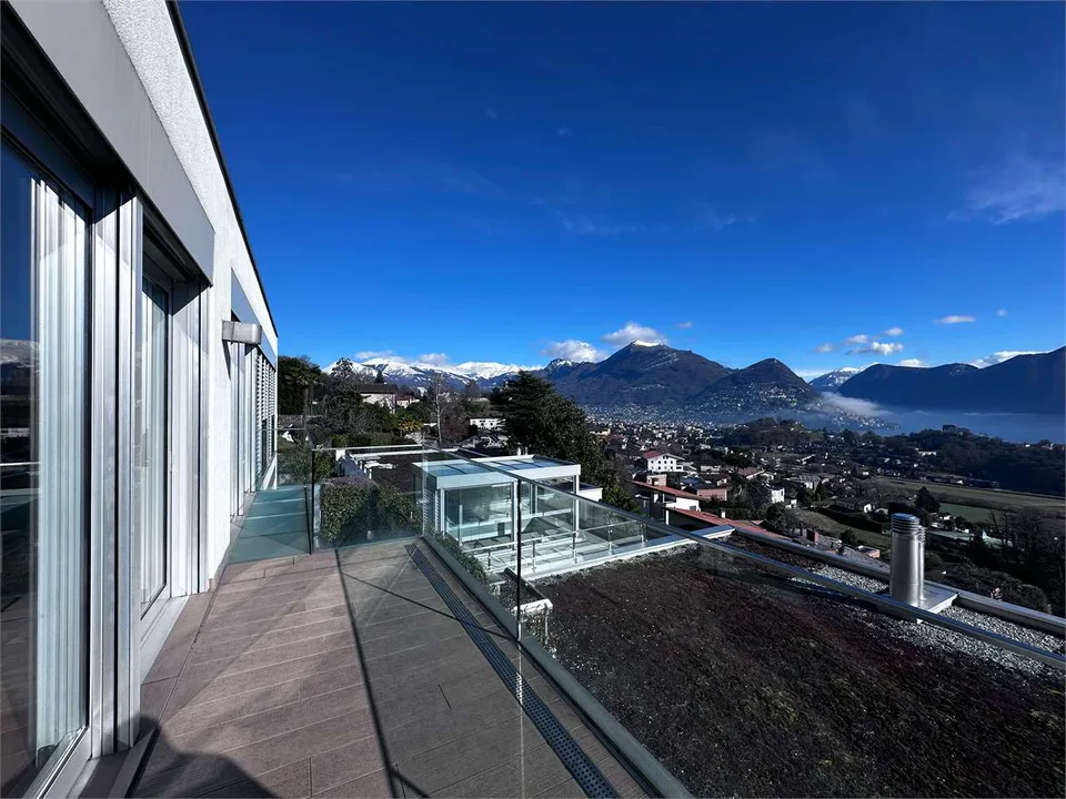 Attico Esclusivo con terrazzo panoramico e Vista sui Due Laghi
