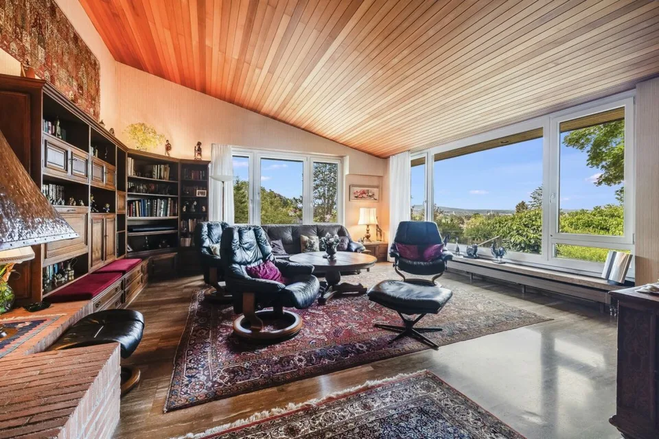 Exklusives 9-Zimmer-Einfamilienhaus mit Wellnessbereich, Doppelgarage und traumhafter Aussicht