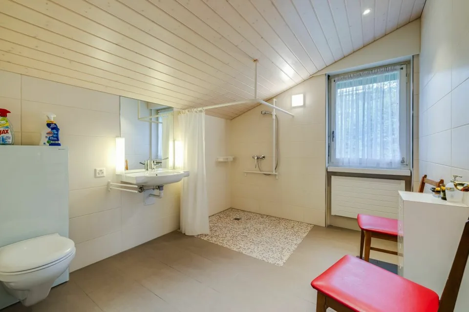 Exklusives 9-Zimmer-Einfamilienhaus mit Wellnessbereich, Doppelgarage und traumhafter Aussicht – Foto 8 von 13