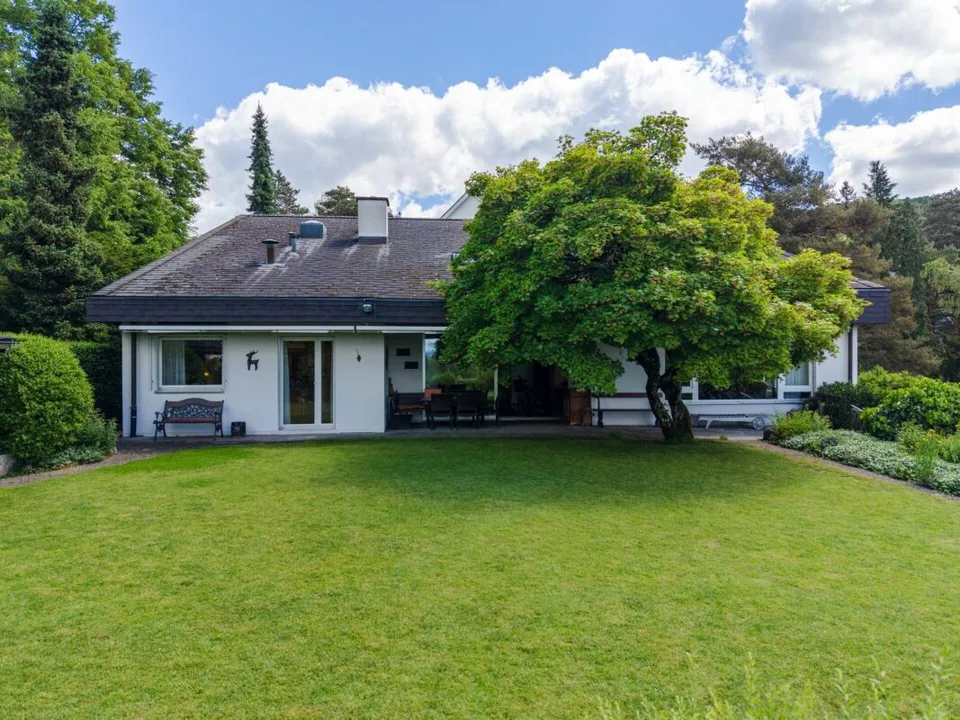 Exklusives 9-Zimmer-Einfamilienhaus mit Wellnessbereich, Doppelgarage und traumhafter Aussicht