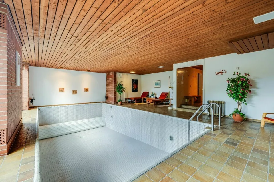 Exklusives 9-Zimmer-Einfamilienhaus mit Wellnessbereich, Doppelgarage und traumhafter Aussicht – Foto 11 von 13