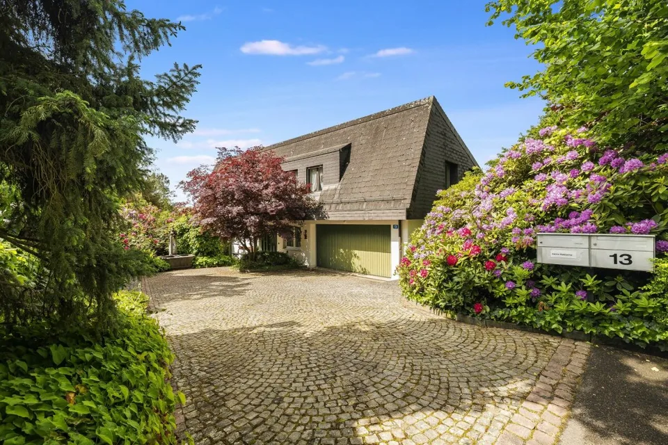 Exklusives 9-Zimmer-Einfamilienhaus mit Wellnessbereich, Doppelgarage und traumhafter Aussicht