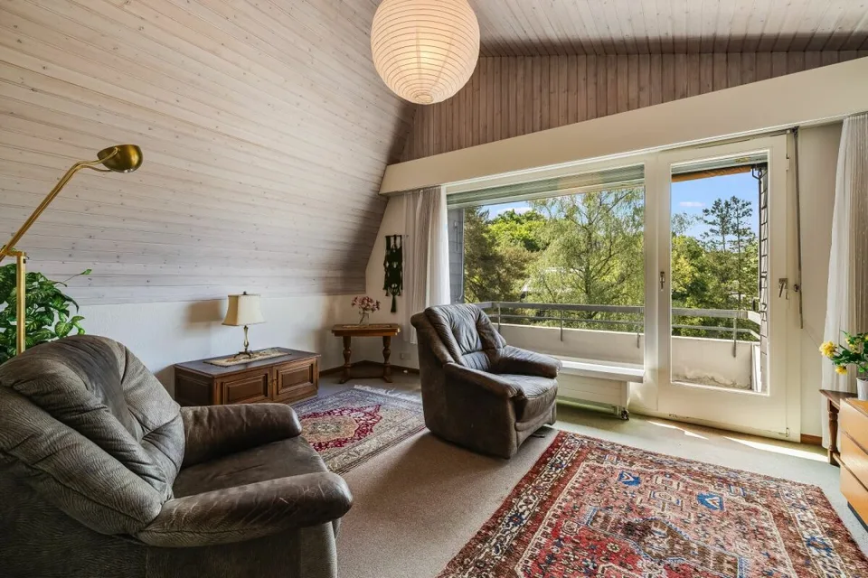 Exklusives 9-Zimmer-Einfamilienhaus mit Wellnessbereich, Doppelgarage und traumhafter Aussicht – Foto 9 von 13