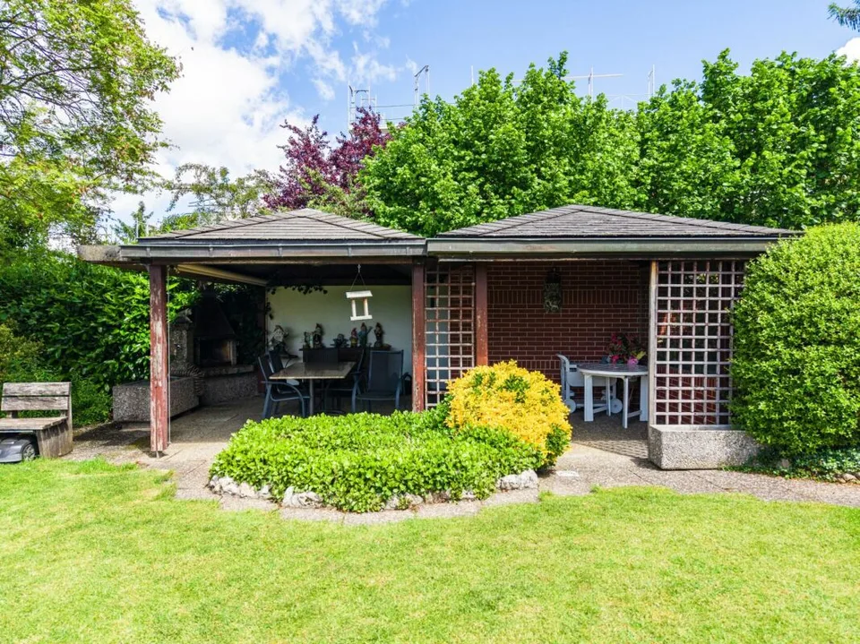 Exklusives 9-Zimmer-Einfamilienhaus mit Wellnessbereich, Doppelgarage und traumhafter Aussicht
