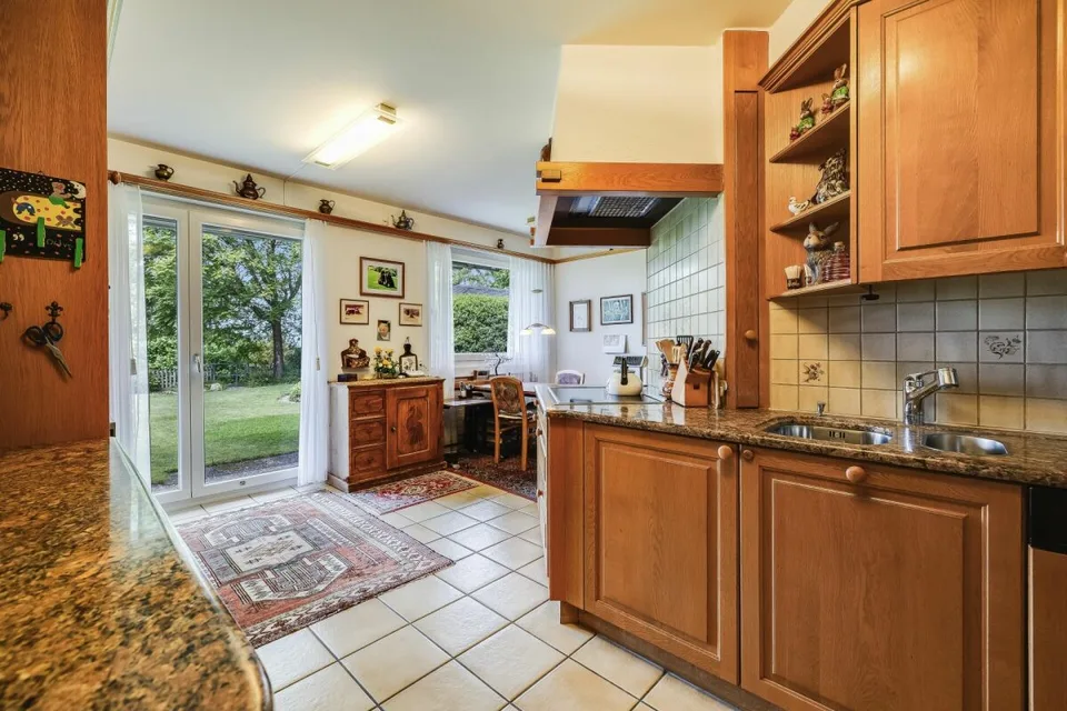 Exklusives 9-Zimmer-Einfamilienhaus mit Wellnessbereich, Doppelgarage und traumhafter Aussicht – Foto 7 von 13
