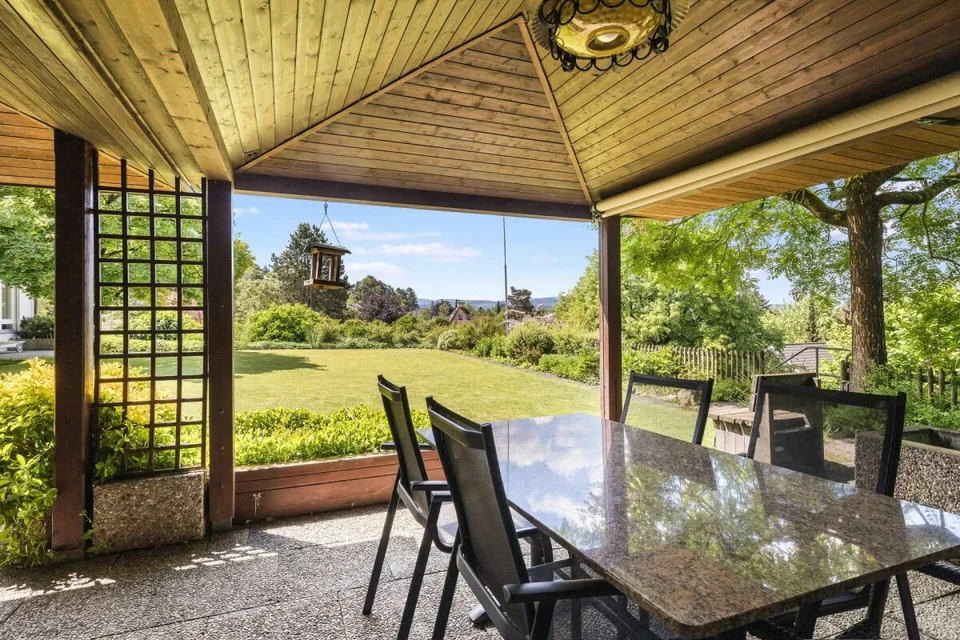 Exklusives 9-Zimmer-Einfamilienhaus mit Wellnessbereich, Doppelgarage und traumhafter Aussicht