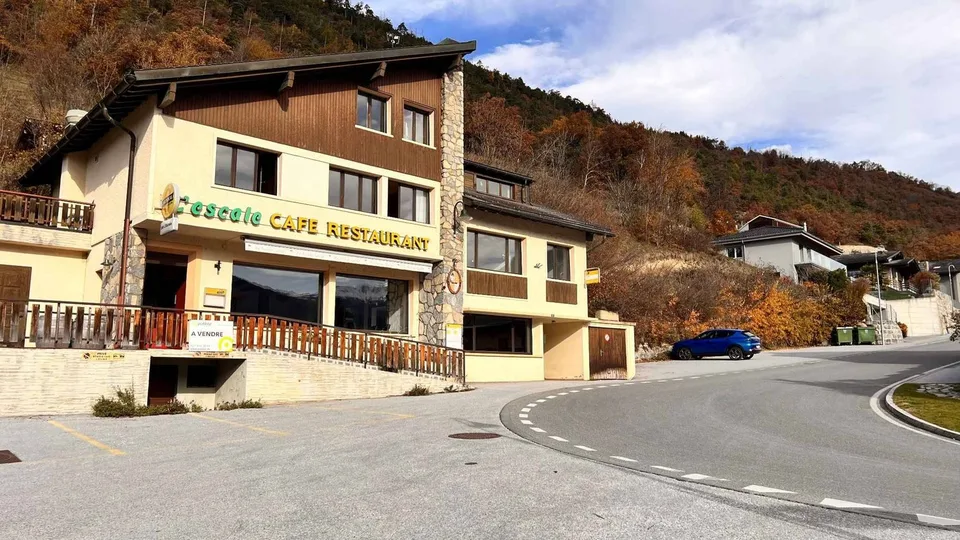 Immeuble mixte avec nombreuses places de parking