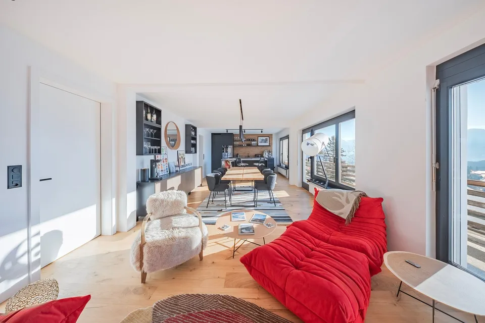 Emplacement de loggia moderne-alpin avec vue lointaine