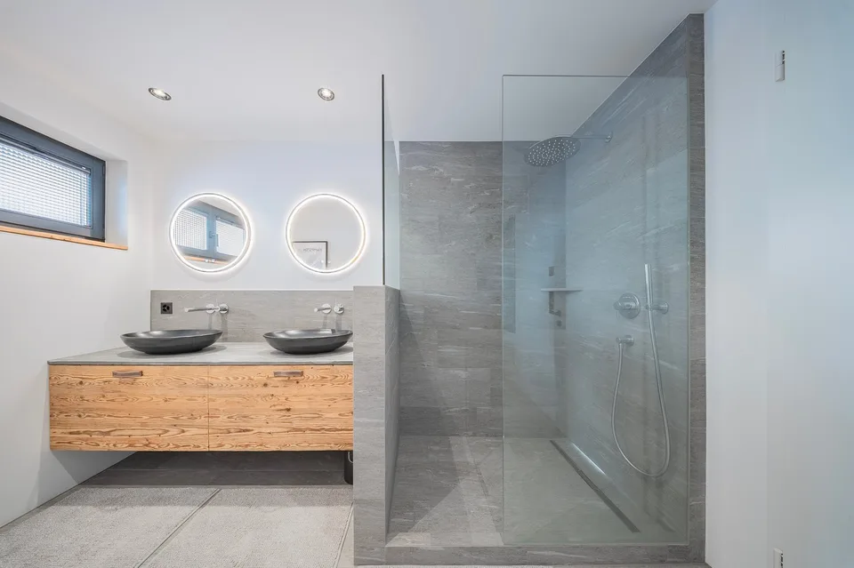 Emplacement de loggia moderne-alpin avec vue lointaine