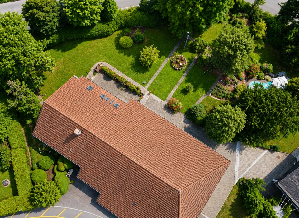 1839 m2 di terreno edificabile con vista, compresa proprietà di casa colonica esistente