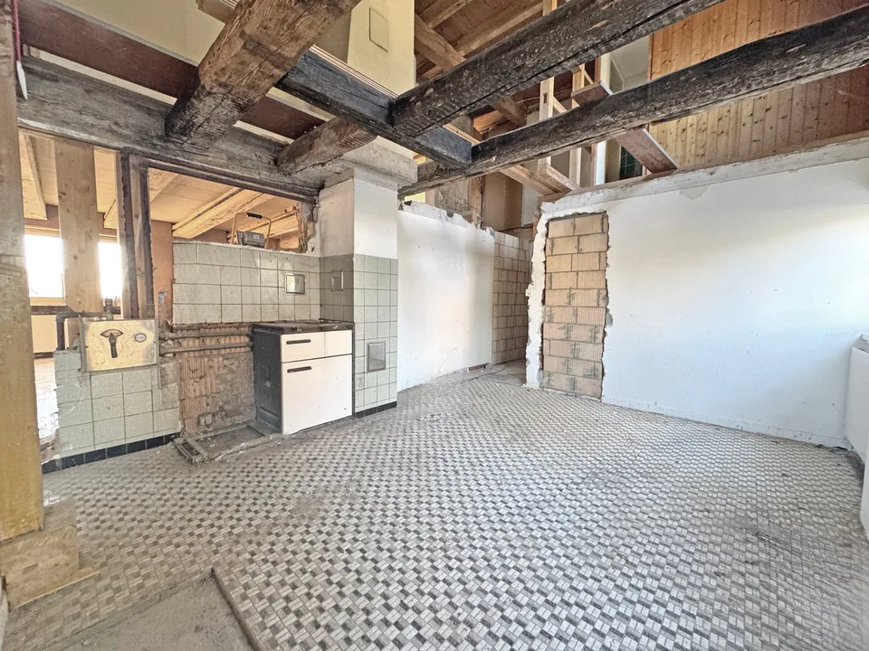 Partie de maison (anciennement ferme), en état de raw construction, permis de construire pour rénovation complète disponible