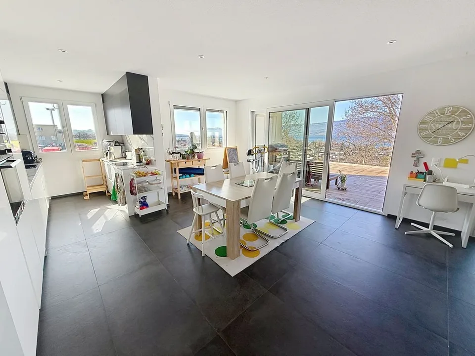 Attique lumineux avec grande terrasse et vue sur le lac - Cheyres