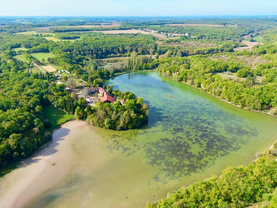 Esclusiva Tenuta di 80ha con Lago di 10ha