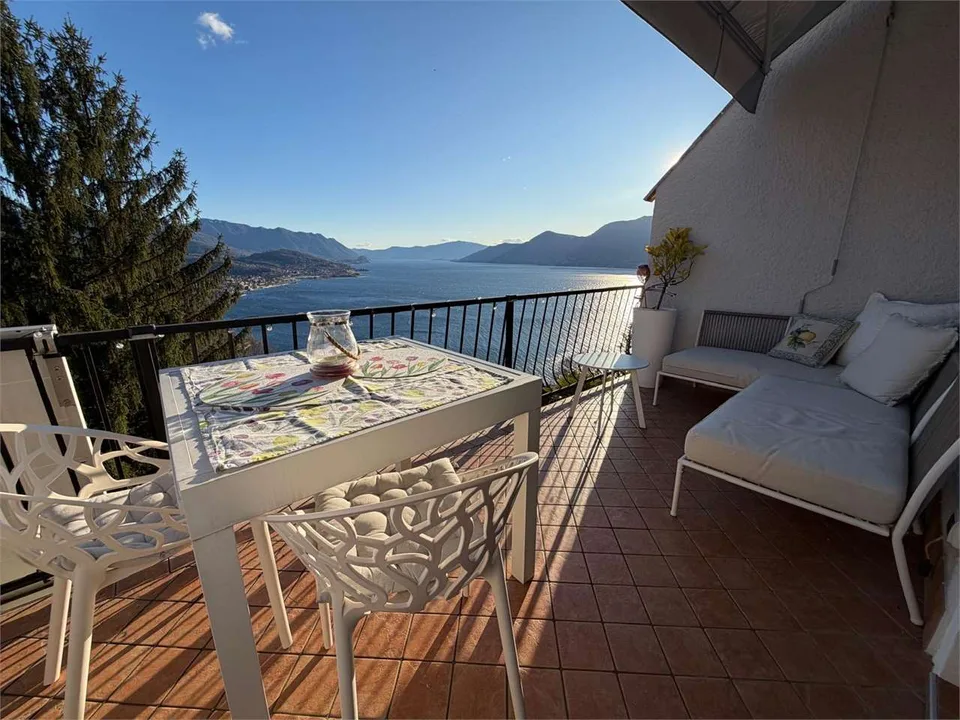 Bilocale d'angolo ristrutturato con bel terrazzo e vista lago da sogno