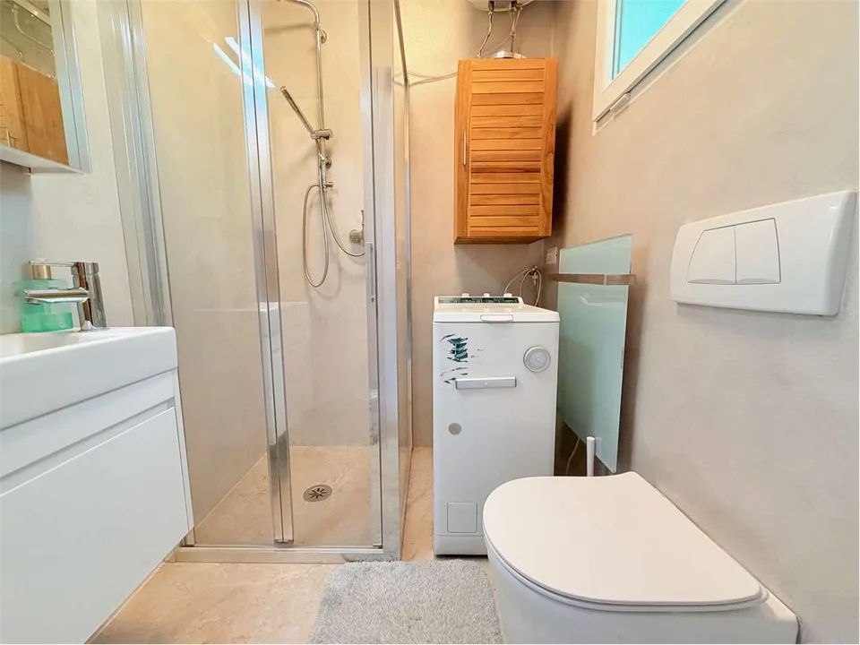 Zweizimmer-Eckwohnung mit Renovierung, schönem Terrassenbereich und traumhafter Seesicht – Foto 8 von 13