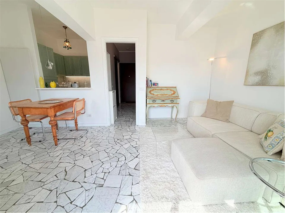 Appartement d'angle deux pièces rénové avec belle terrasse et vue lac de rêve