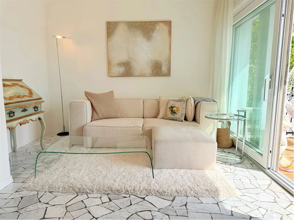 Appartement d'angle deux pièces rénové avec belle terrasse et vue lac de rêve