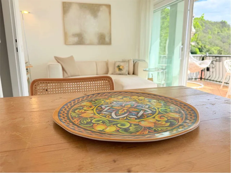 Appartement d'angle deux pièces rénové avec belle terrasse et vue lac de rêve