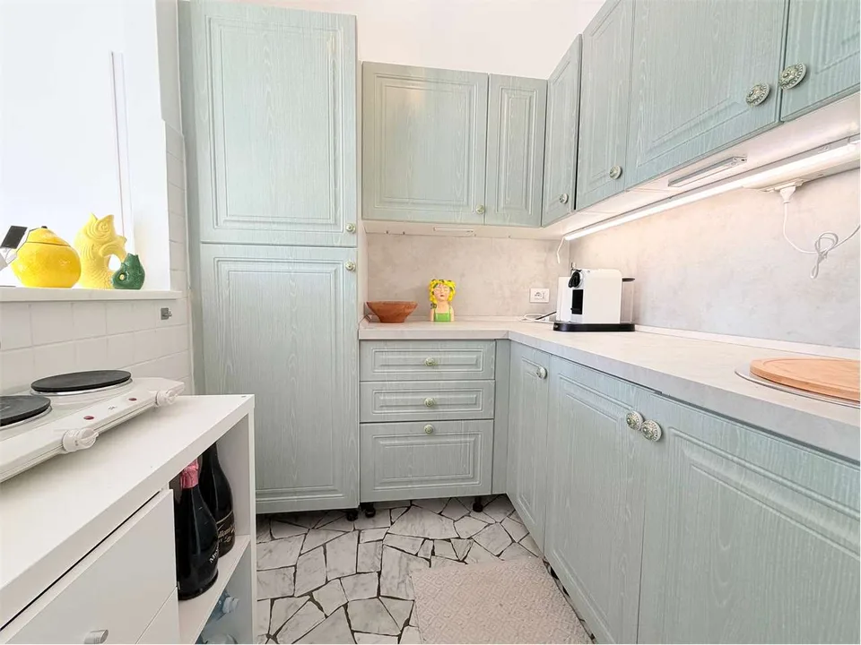 Appartement d'angle deux pièces rénové avec belle terrasse et vue lac de rêve