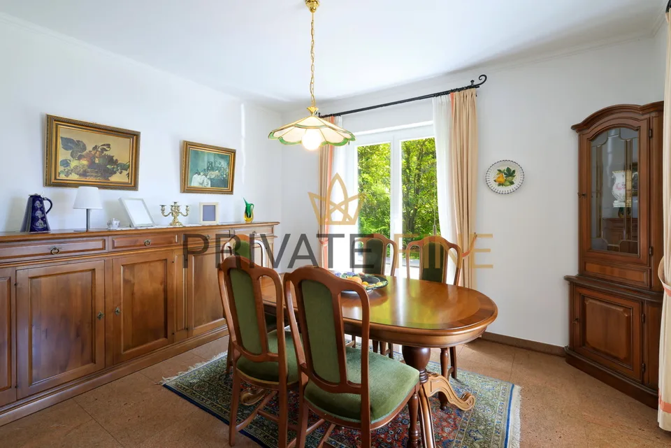 Villa elegante con vista panoramica, giardino e piscina (26)