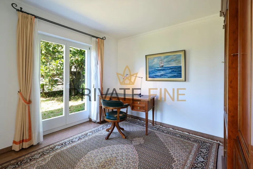 Villa elegante con vista panoramica, giardino e piscina (26)