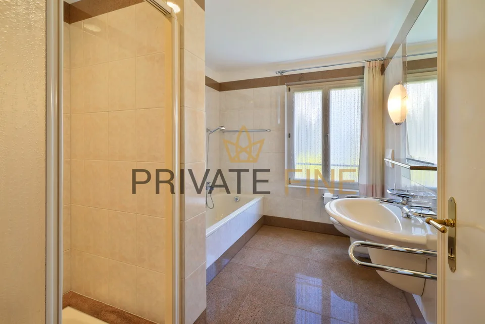 Villa elegante con vista panoramica, giardino e piscina (26) – foto 7 di 11